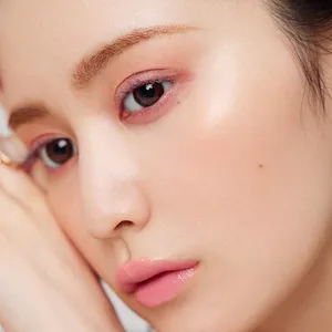 山本望叶 ピンクアイシャドウ