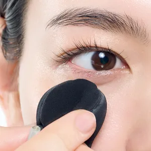 くまカバー コンシーラーをパフで整える