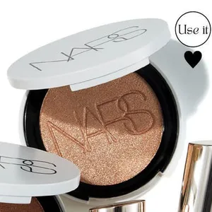 シワを取るおすすめハイライト NARS ライトリフレクティング ルミナイジングパウダー 04424