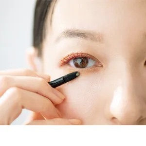 アイカラーは黄みで色をズラす