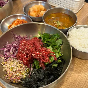 ひとリート 韓国　女子　一人旅　ご飯　スポット　江南　七百韓牛クッパ　おすすめ　ユッケビビンバ