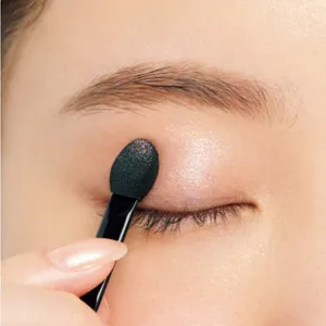 まぶたにラメをのせたら、チップで軽く圧をかけてみて。