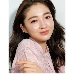 丸みのある柔らかな光を纏って 華々しく愛らしい肌感に