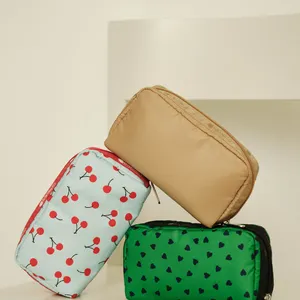 レスポートサックと神崎恵さんのコラボ 持ち運びに便利な「Beauty Makeup Pouch」 デザイン