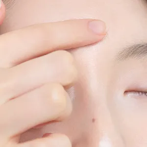 2026年春おすすめ新作リキッドハイライト　指の腹を使って広く塗る