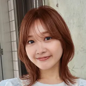 髪型　ミディアムレイヤー　ミディアムヘア　シースルーバング　正面　オレンジ
