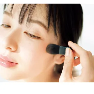 光を受ける頬にパープルをふわり