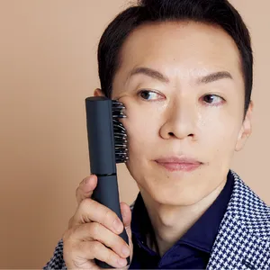 君島誉幸さんがエレクトロン デンキバリブラシ® 2.0+ボディを使用している様子