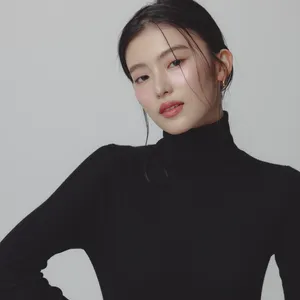 ユニクロ　UNIQLO　黒セーター　メリノリブタートルネックセーター　メイク