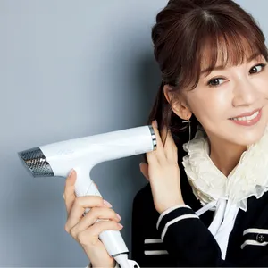 君島十和子さんがReFa リファビューテック ドライヤースマートを使用している様子