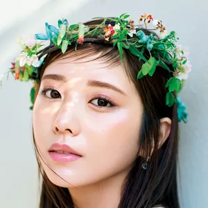 与田祐希さんが纏う表紙メイクを解説！ 大人のピンクメイクは質感・色選びにひと工夫