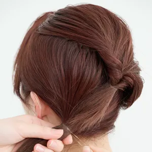 【ミディアム③カジュアルスーツ】 「くるりんぱ」でつくるサイド寄せアレンジ　STEP３