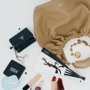 鈴木えみの愛用バッグと中身