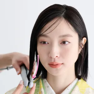 【卒業式袴ヘアアレンジ・ミディアム➀】煌めくパールがアクセントの簡単サイドねじり　STEP１