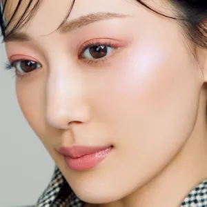 “淡い色のレイヤードで秋らしい奥行きを表現”