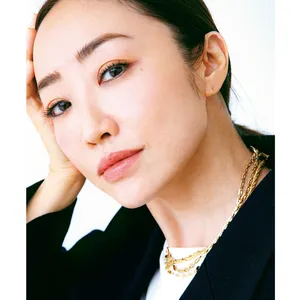 知的は眉頭を強調して 求心顔を意識する