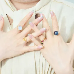 山本舞香　夏ネイル×天然石リングの重ねづけテク