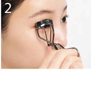 まつ毛を上げてから描くこと