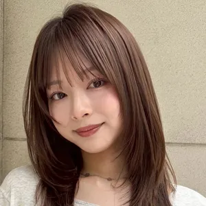 髪型　ミディアムレイヤー　ミディアムヘア　ピンクベージュ　前髪あり　正面