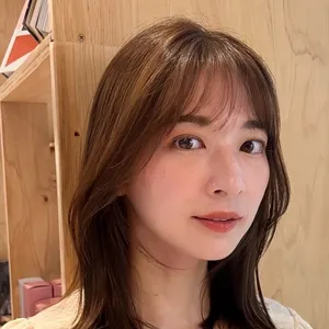 髪型　くびれミディアム　ミディアムヘア　小顔ヘア　正面　くびれ　ひし形