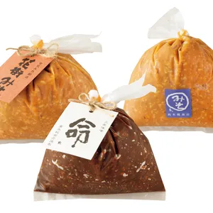 素朴なルックスも好印象。（右から）杉桶味噌500g ￥648、三年味噌500g ￥1296、花街味噌500g ￥864
