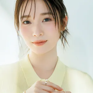 守屋麗奈さん、ポロニットを着る日のメイクプラン。透けイエロー×ピンクでやわらかな空気感を