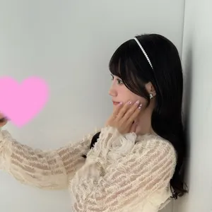 声優 小倉唯 自撮り風景 小顔ポーズ