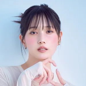 本田 翼さんがBLACKPINKジェニ風のチークメイクにTRY。YSLのミルキーピンクが相棒