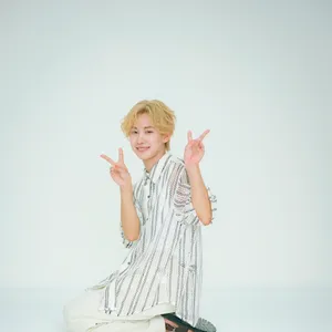 モデル 鈴木凌　正座でピースサイン