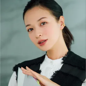 面接官デビューの日はローズリップで華やかさと包容力を。トレンドの細めリップが◎