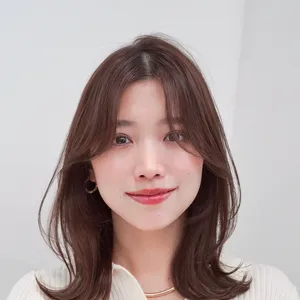 ヘアカタログ　ミディアム　ミディアムヘア　前髪あり　正面　センターパート