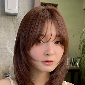 髪型　ミディアムレイヤー　ミディアムヘア　グラデーションカット　正面