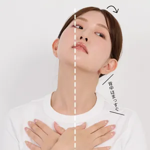 2【首&背中のコリほぐし】姿勢を保って、斜め上に頷く