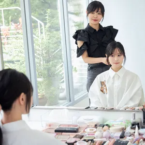 声優小倉唯とヘアメイク夢月のツーショット