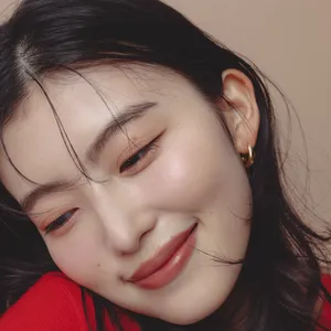 ユニクロ　UNIQLO　カシミヤニット　ラムクルーネックセーター　ピンクチーク　ピンクアイシャドウメイク　やり方