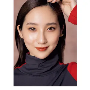 ブラック眉はあえての隙間生かし