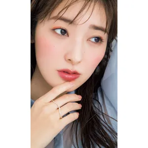 ビビッドカラーは目尻だけで主張する