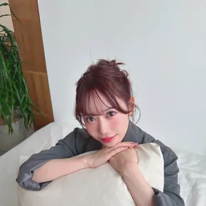 声優伊達さゆり　ベッド　枕　微笑み