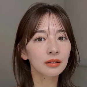 髪型　ミディアム　シースルーバング　レイヤーミディアム　前髪あり　正面