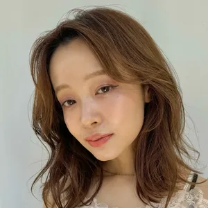 ヘアカタログ　ミディアム　ミディアムヘア　前髪なし　正面　センターパート　パーマ