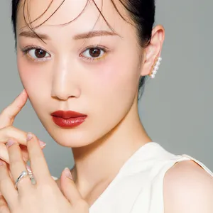 山下美月さんの気になる秋コスメ。マット派も惹かれる、ツヤリップでつくる新バランス【MAQUIA 秋新色コスメ2025】