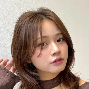 髪型　くびれミディアム　ミディアムヘア　センターパート　正面