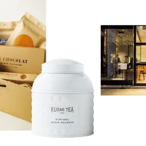 （右）テ ブラン アラン デュカス 120g缶 ¥9720、（左）人気商品を集めてセットにも。