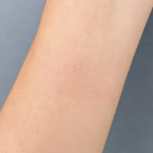 MAQUIAベストコスメ2025下半期 イエベ春 RMKチーク ピュア コンプレクション ブラッシュ 14のスウォッチ