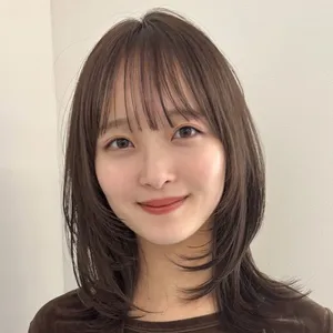 髪型　ミディアムレイヤー　ミディアムヘア　前髪あり　外ハネヘア　正面