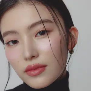 ユニクロ　UNIQLO　黒セーター　メリノリブタートルネックセーター　青みピンク　チーク　メイク　やり方