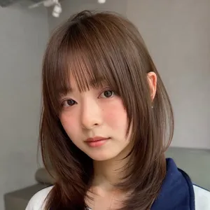 髪型　ミディアムレイヤー　ミディアムヘア　前髪あり　正面　透明感カラー