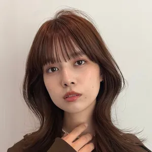 髪型　ミディアムレイヤー　ミディアムヘア　前髪あり　小顔ヘア　正面
