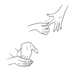 指の付け根から指先まで、1本ずつ流すと効果的。／手のひらを上にし、指を反らせるストレッチを。