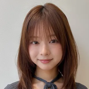 髪型　ミディアムレイヤー　ミディアムヘア　前髪あり　小顔ヘア　正面